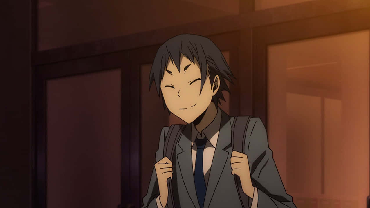 Aoba Kuronuma 桌布 壁紙 — 一個開心的動畫男孩穿著校服，在室內溫暖燈光下微笑著握住背包帶。