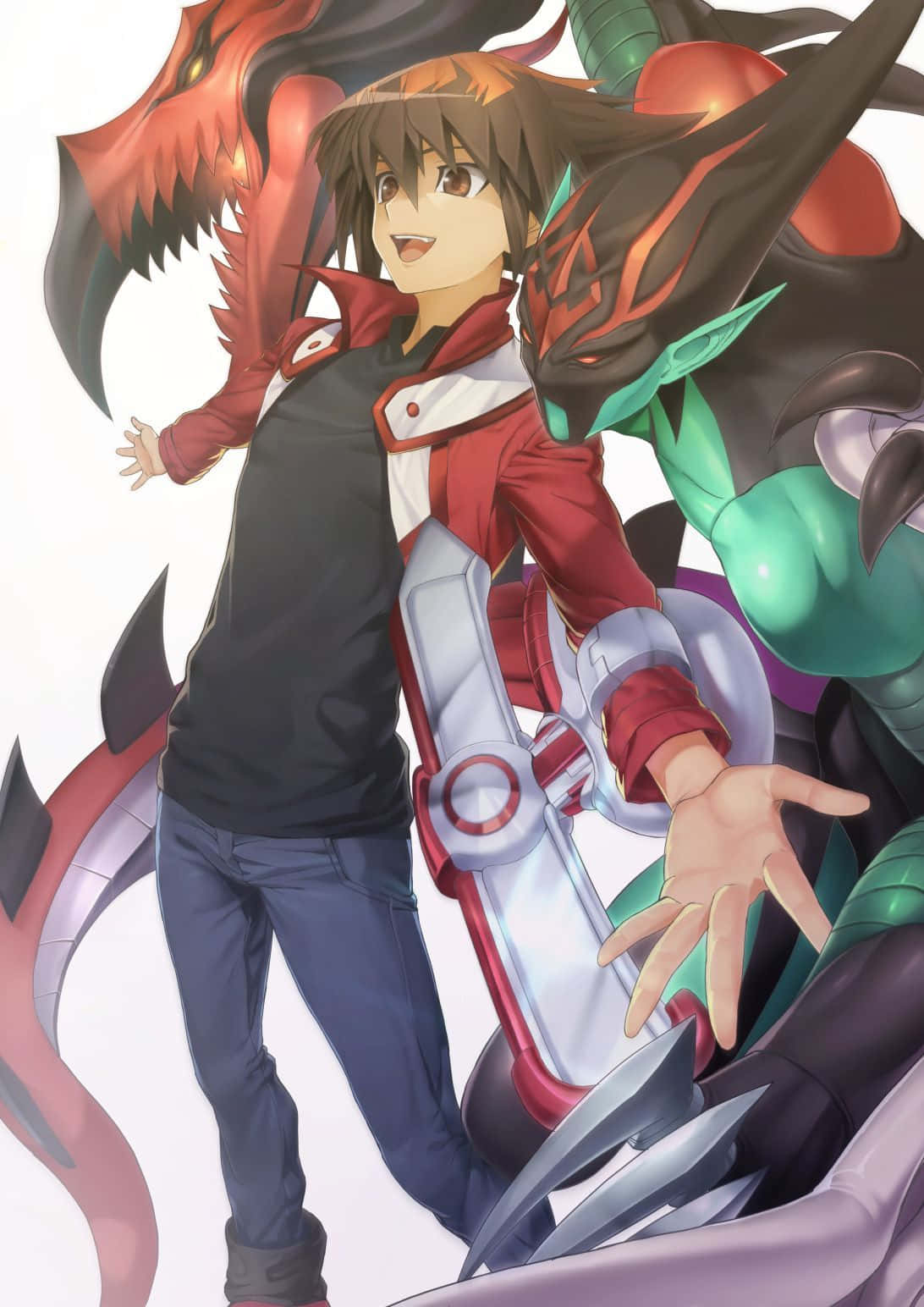 Jaden Yuki 桌布 壁紙 — 一個開心的動畫男孩穿著紅色外套，自信地站在兩隻大型龍形怪物旁邊，背景是純白色。