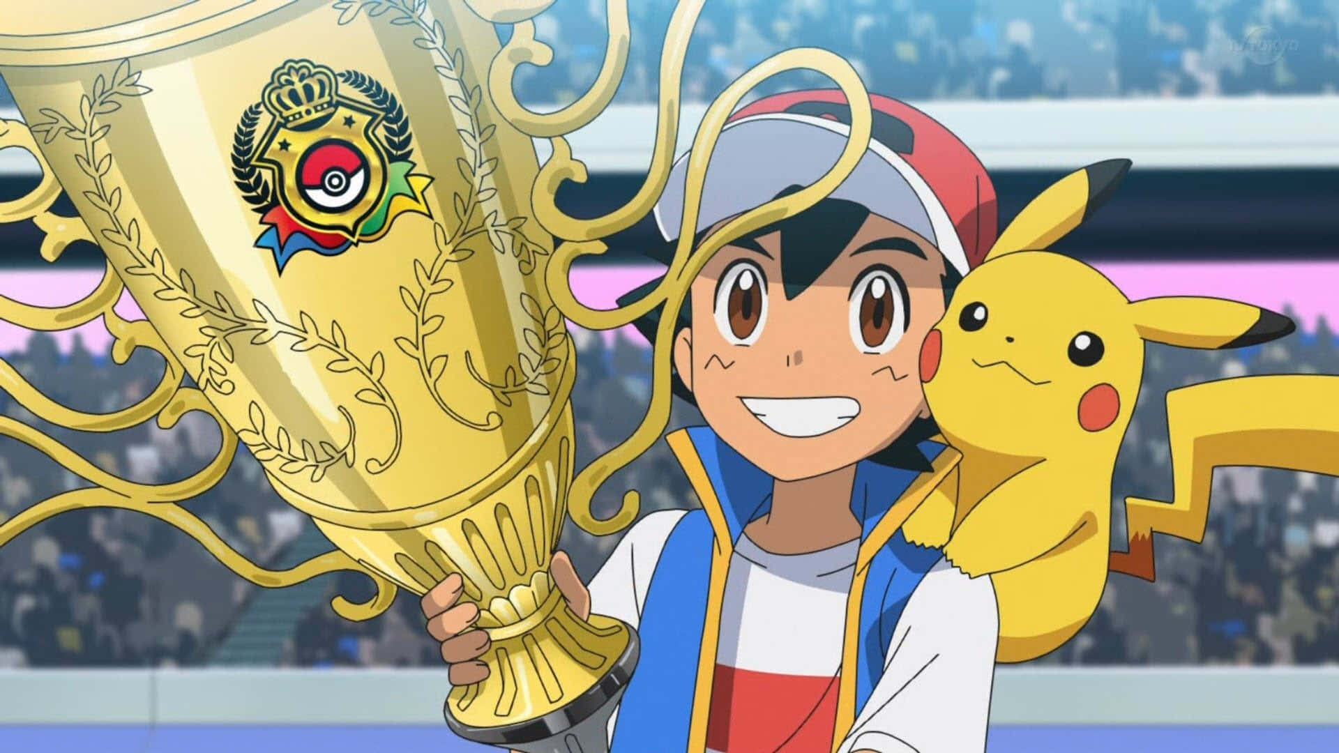 Pokemon World Championships 桌布 壁紙 — 一個開心的動畫男孩與比卡超在一個充滿歡呼人群的體育館中手持一個大型金色獎盃。