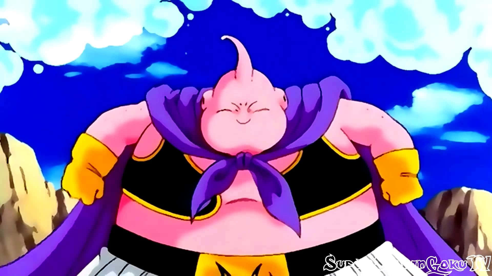 Buu 桌布 壁紙 — 一個開心的粉紅色動漫角色，披著紫色斗篷，自信地站在有 fluffy 雲朵的明亮藍天下。