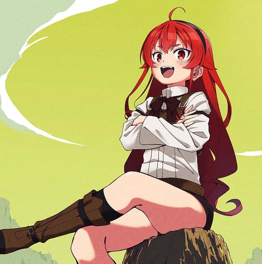 Mushoku Tensei 桌布 壁紙 — 一個開心的紅髮動漫女孩，有尾巴，盤腿坐在岩石上，雙臂交叉，背景是柔和的綠色。