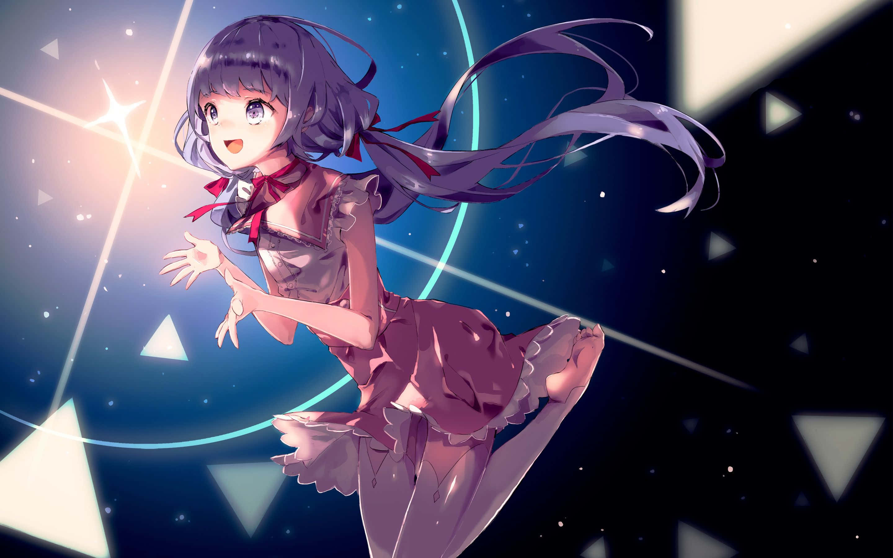Anime Pc 桌布 壁紙 — 一個開心的紫髮動漫女孩在發光三角形和星光的宇宙背景下歡快地跳躍。