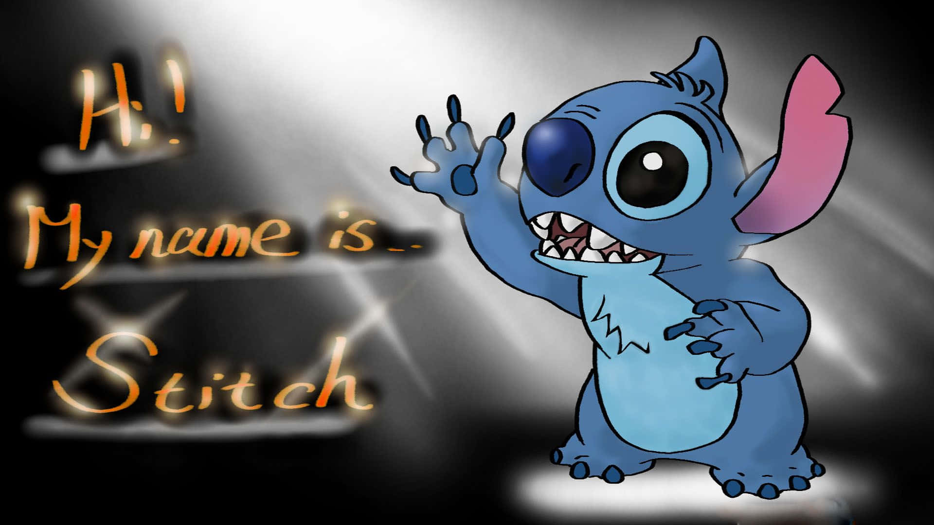 Cute Lilo And Stitch 桌布 壁紙 — 一個開心的藍色外星人角色單手揮舞，文字寫著「嗨！我叫...史迪仔」，背景為聚光燈下的黑暗環境。