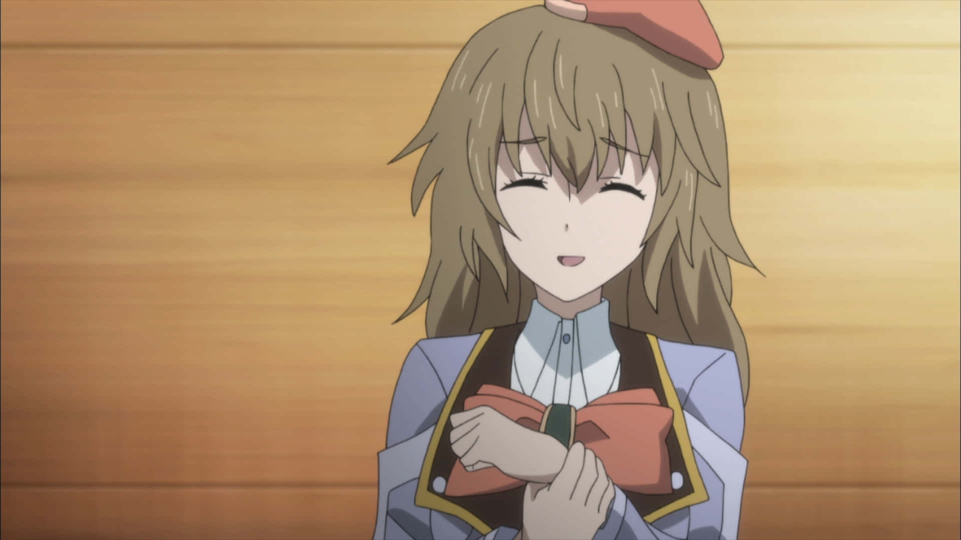 Yuki Amane 桌布 壁紙 — 一個開朗的動漫女孩，棕色頭髮，戴著紅色貝雷帽，在溫暖的木質背景前微笑著調整她的紅色蝴蝶結。