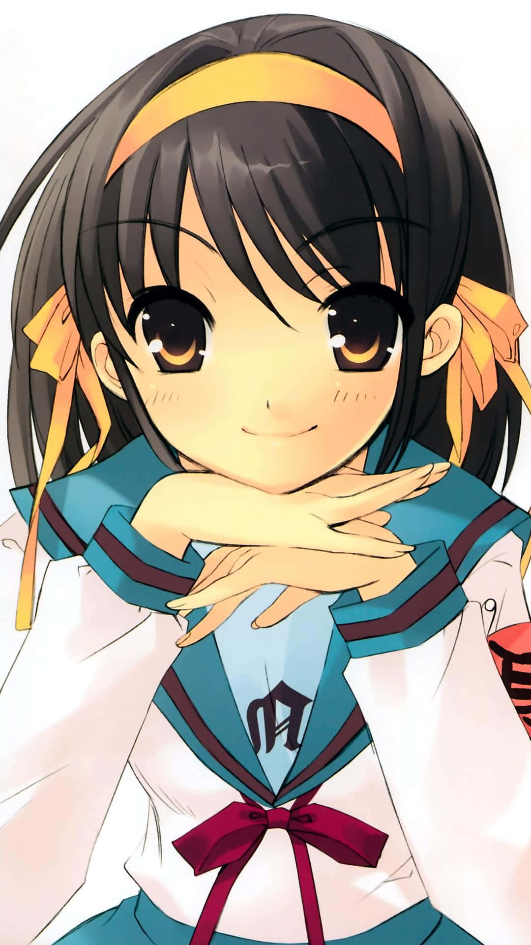 Haruhi Suzumiya 桌布 壁紙 — 一個開朗的動漫女孩，深色頭髮，黃色絲帶，穿著水手服，雙手托腮微笑。
