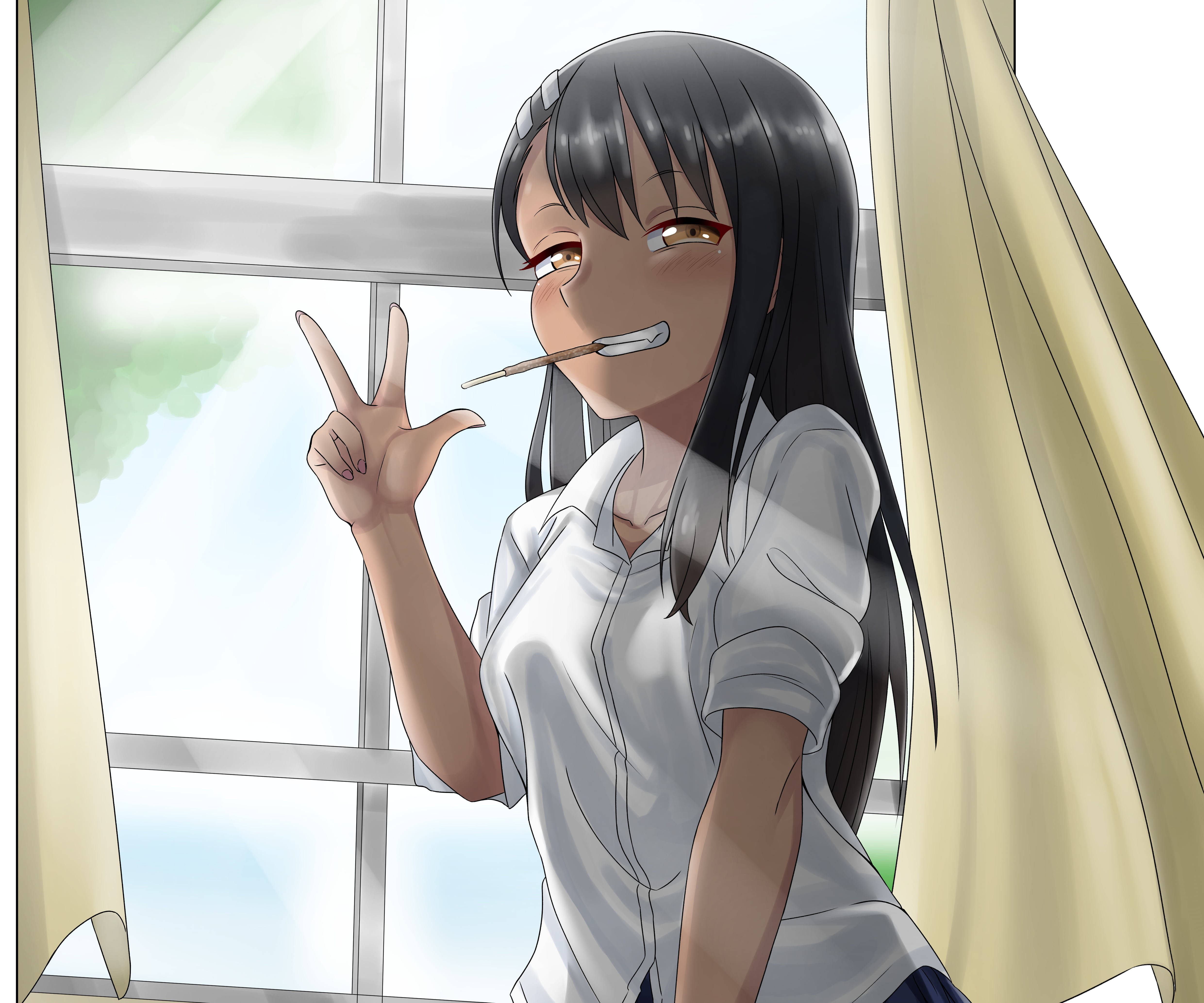 Nagatoro 桌布 壁紙 — 一個開朗的動漫女孩，深色頭髮和金色眼睛，微笑著將牙刷含在嘴裡，在窗邊做出和平手勢。