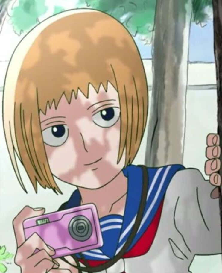 Ichi Mezato 桌布 壁紙 — 一個開朗的動漫女孩，短金髮，穿著校服，在斑駁的陽光下拿著粉紅色相機。