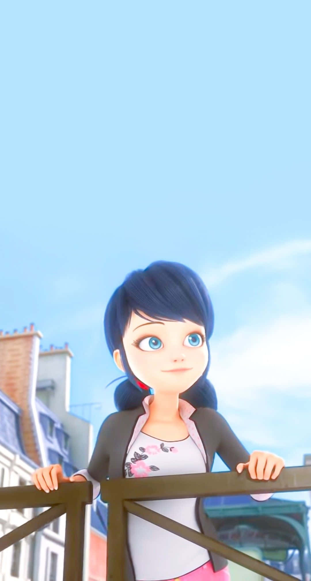 Marinette 桌布 壁紙 — 一個開朗的動漫女孩，藍眼睛黑頭髮，靠在欄杆上，背景是明亮的藍天和歐洲建築。