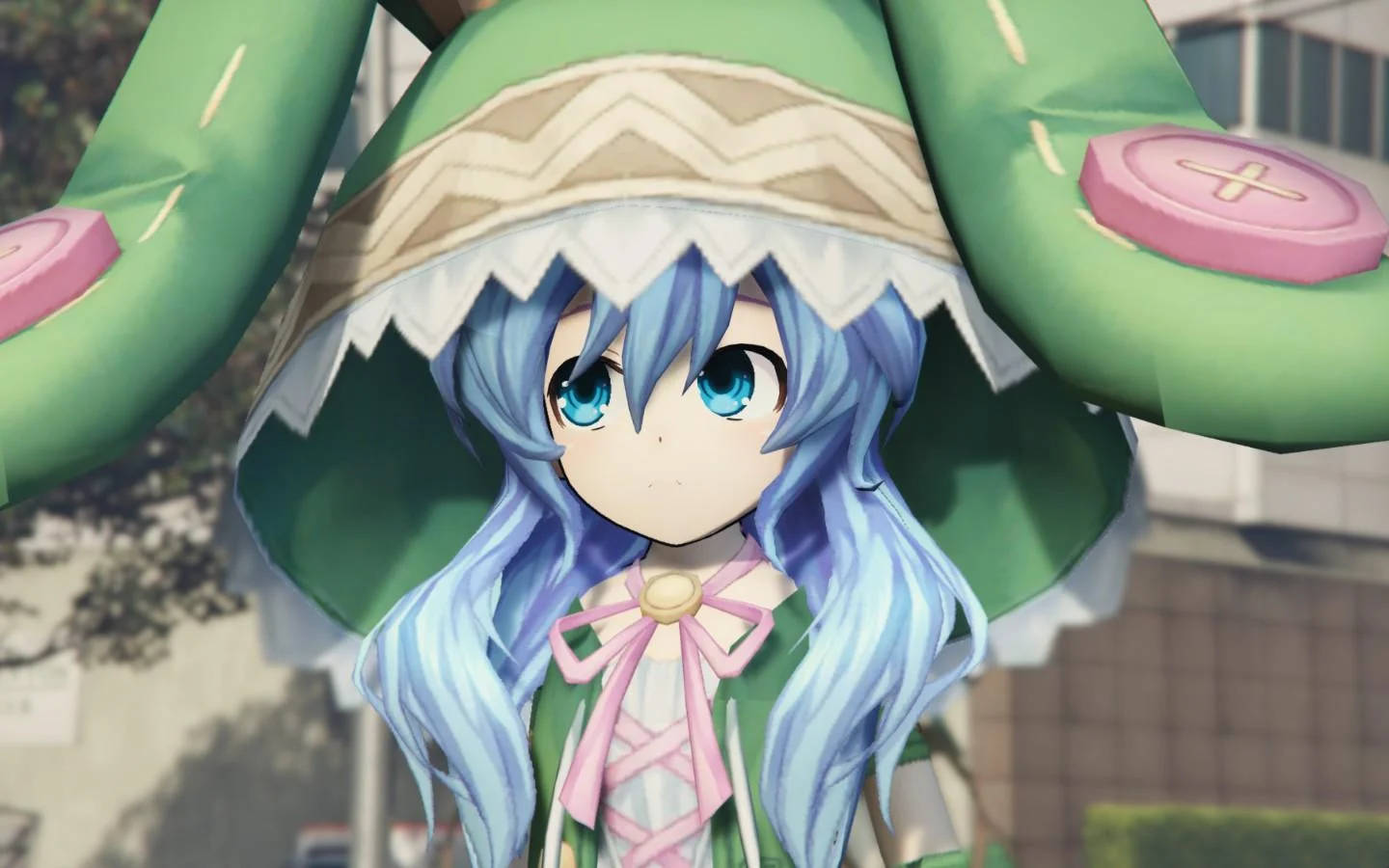3D Yoshino Himekawa 壁紙 — 一個開朗的動漫女孩，藍色頭髮，戴著一頂大綠帽，站在明亮的戶外環境中。