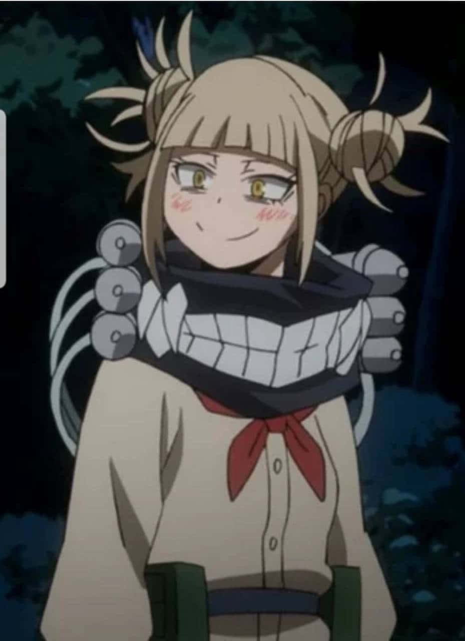 Toga 桌布 壁紙 — 一個開朗的動漫女孩，金色雙馬尾辮和機械手臂，在夜晚的黑暗森林中微笑。