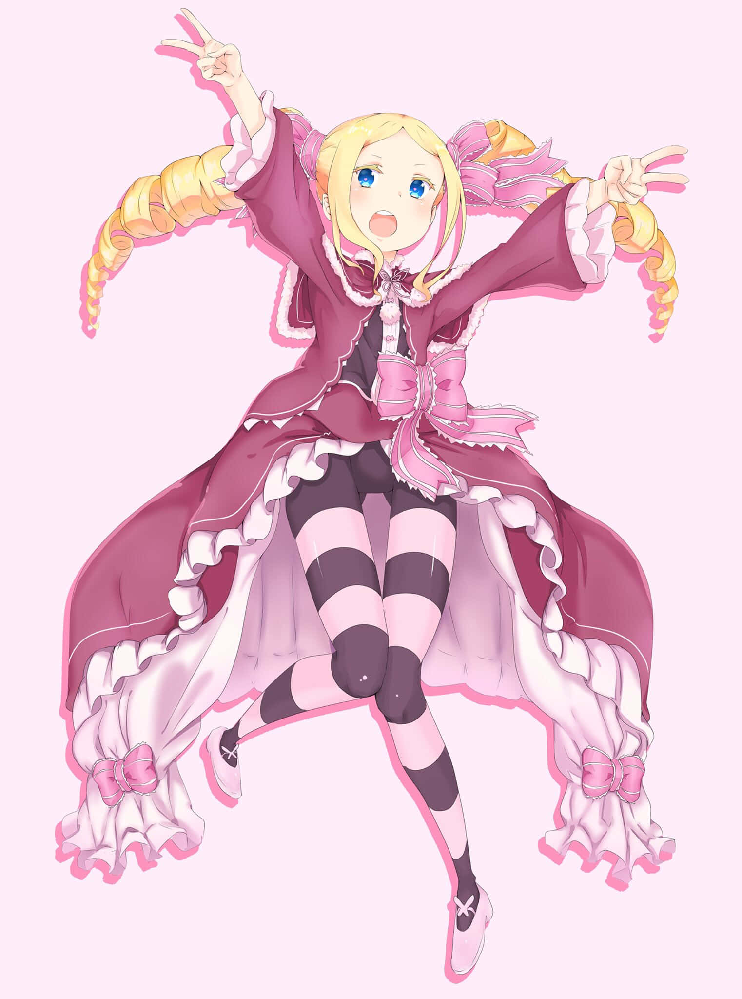Re Zero Beatrice 桌布 壁紙 — 一個開朗的動漫女孩，金色雙馬尾辮和藍色眼睛，穿著粉白色荷葉邊連衣裙，在柔和的粉紅色背景前擺出俏皮的姿勢。