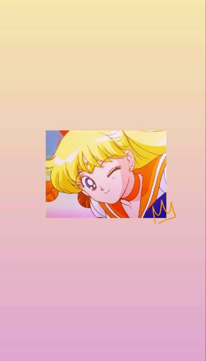 Sailor Venus 桌布 壁紙 — 一個開朗的動漫女孩，金髮，閉著一隻眼，在柔和的漸變背景上微笑。