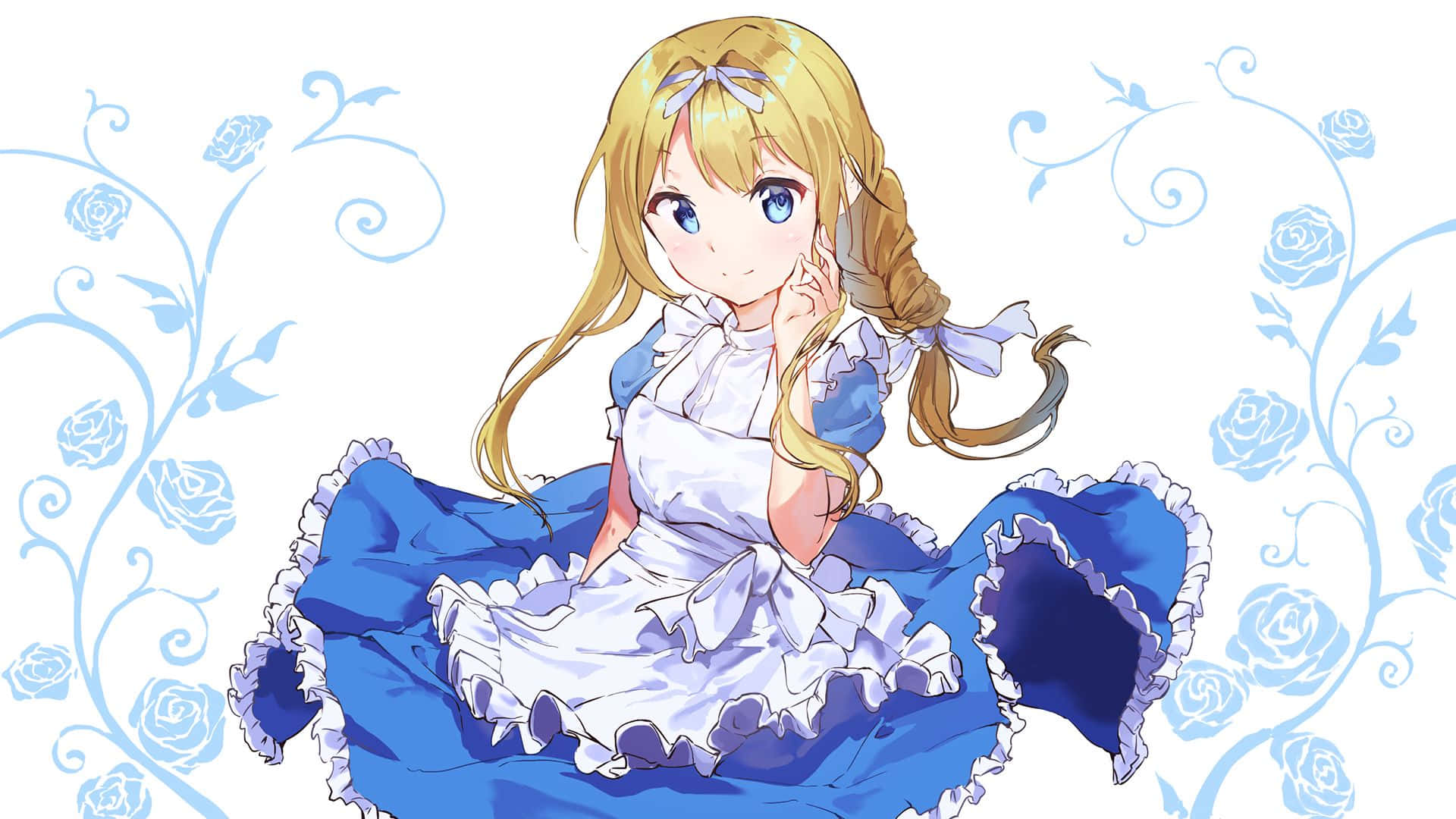 Alice Zuberg 桌布 壁紙 — 一個開朗的動漫女孩，金髮藍眼，穿著藍白荷葉邊連衣裙，坐在淺藍色花卉漩渦背景前。
