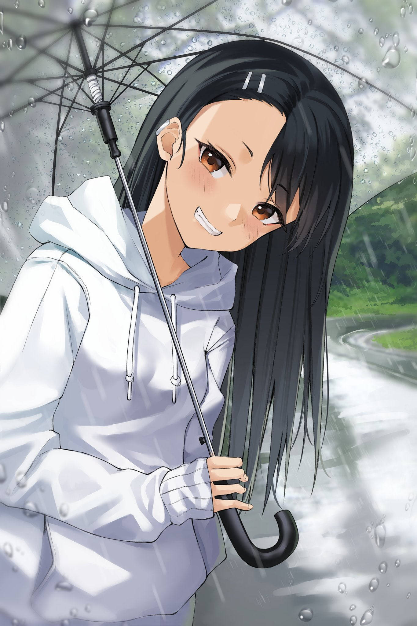 長瀞 桌布 壁紙 — 一個開朗的動漫女孩，長長的黑髮，在雨天的戶外場景中，在濺滿雨水的雨傘下微笑。