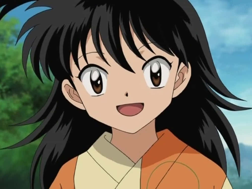 Inuyasha Rin 桌布 壁紙 — 一個開朗的動漫女孩，長長的黑髮和明亮的眼睛，在柔和的綠色和藍色戶外背景下溫暖地微笑。