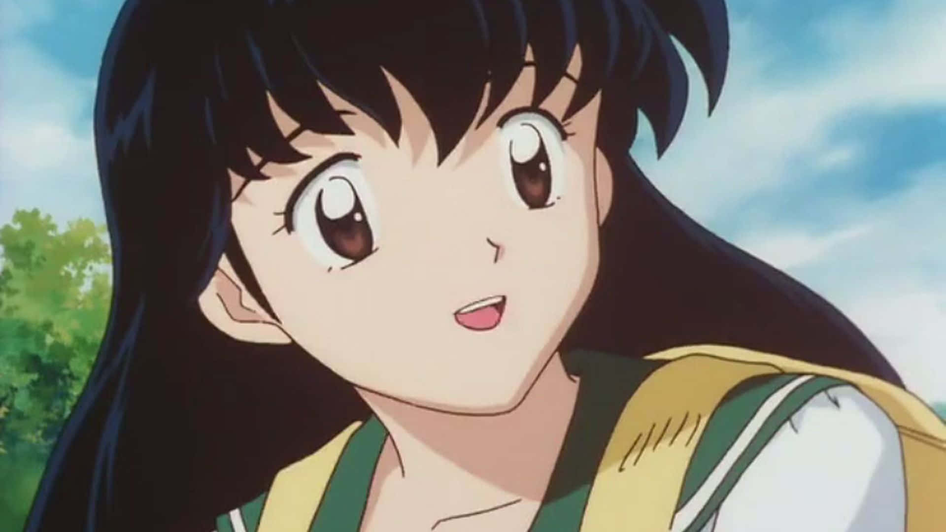 Kagome Higurashi 桌布 壁紙 — 一個開朗的動漫女孩，長長的黑髮和大大的棕色眼睛，在藍天綠樹的背景下溫柔地微笑。