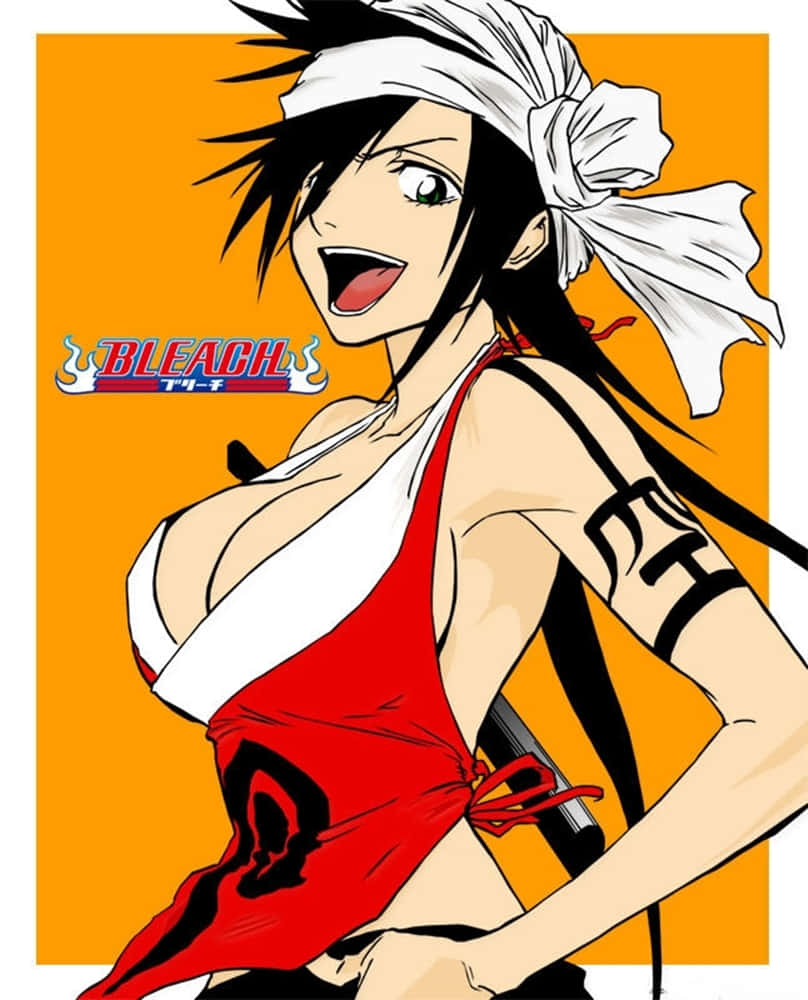 Kukaku Shiba 桌布 壁紙 — 一個開朗的動漫女孩，黑髮白色頭帶，穿著紅白服裝，在純橙色背景上燦爛微笑。