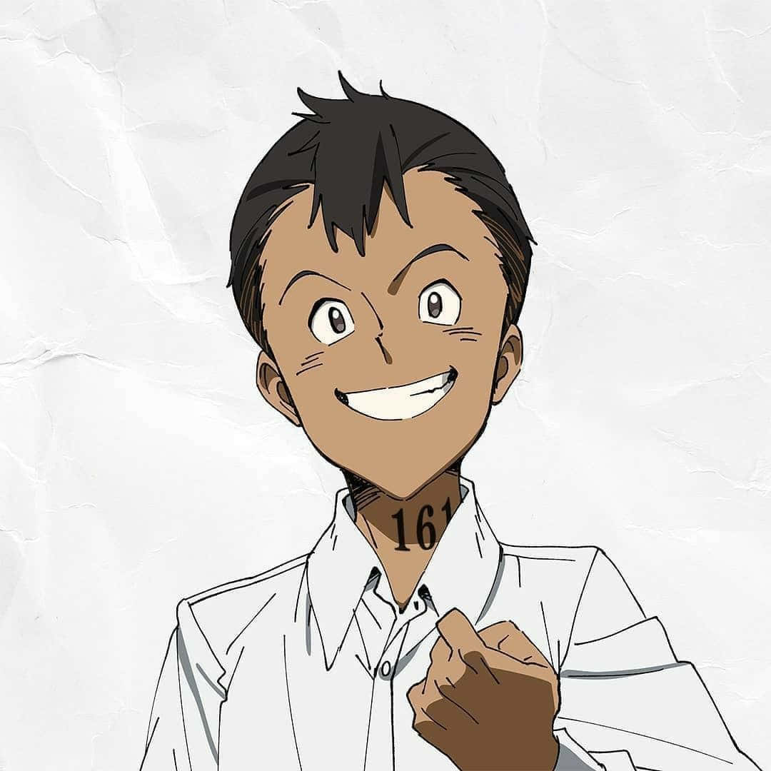 The Promised Neverland Don 桌布 壁紙 — 一個開朗的動漫男孩，黑髮白襯衫，在皺巴巴的紙張背景前，露出頸部紋身號碼161，咧嘴大笑。