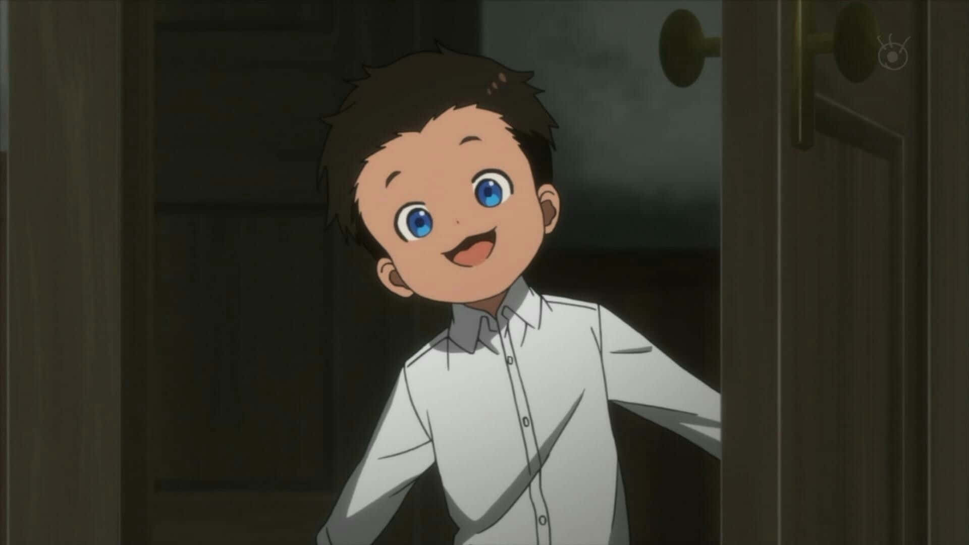 The Promised Neverland Phil 桌布 壁紙 — 一個開朗的動畫男孩，有著明亮的藍眼睛，穿著白襯衫從木門後探出頭來。
