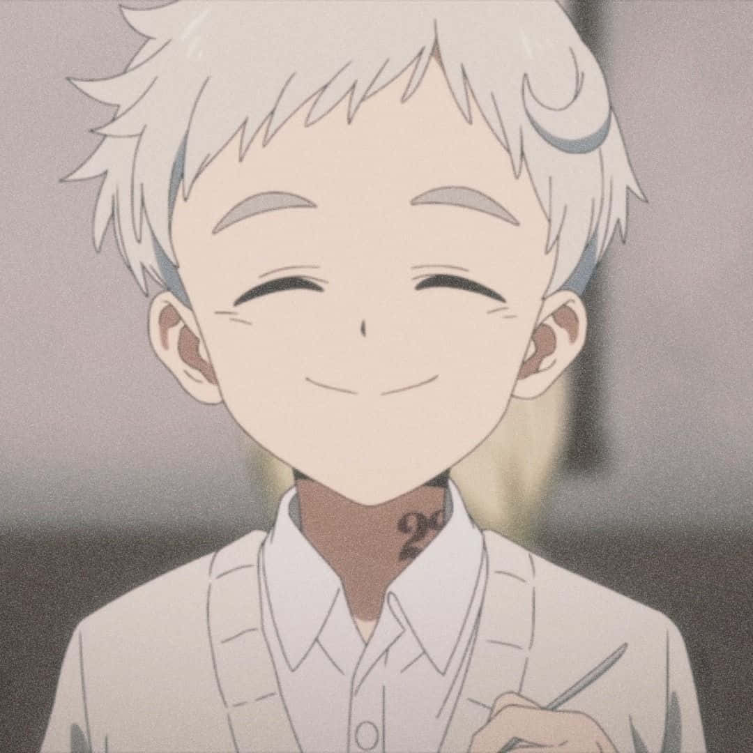 The Promised Neverland Norman 桌布 壁紙 — 一個開朗的白髮動畫男孩，頸上有紋身，拿著筆溫暖地微笑。