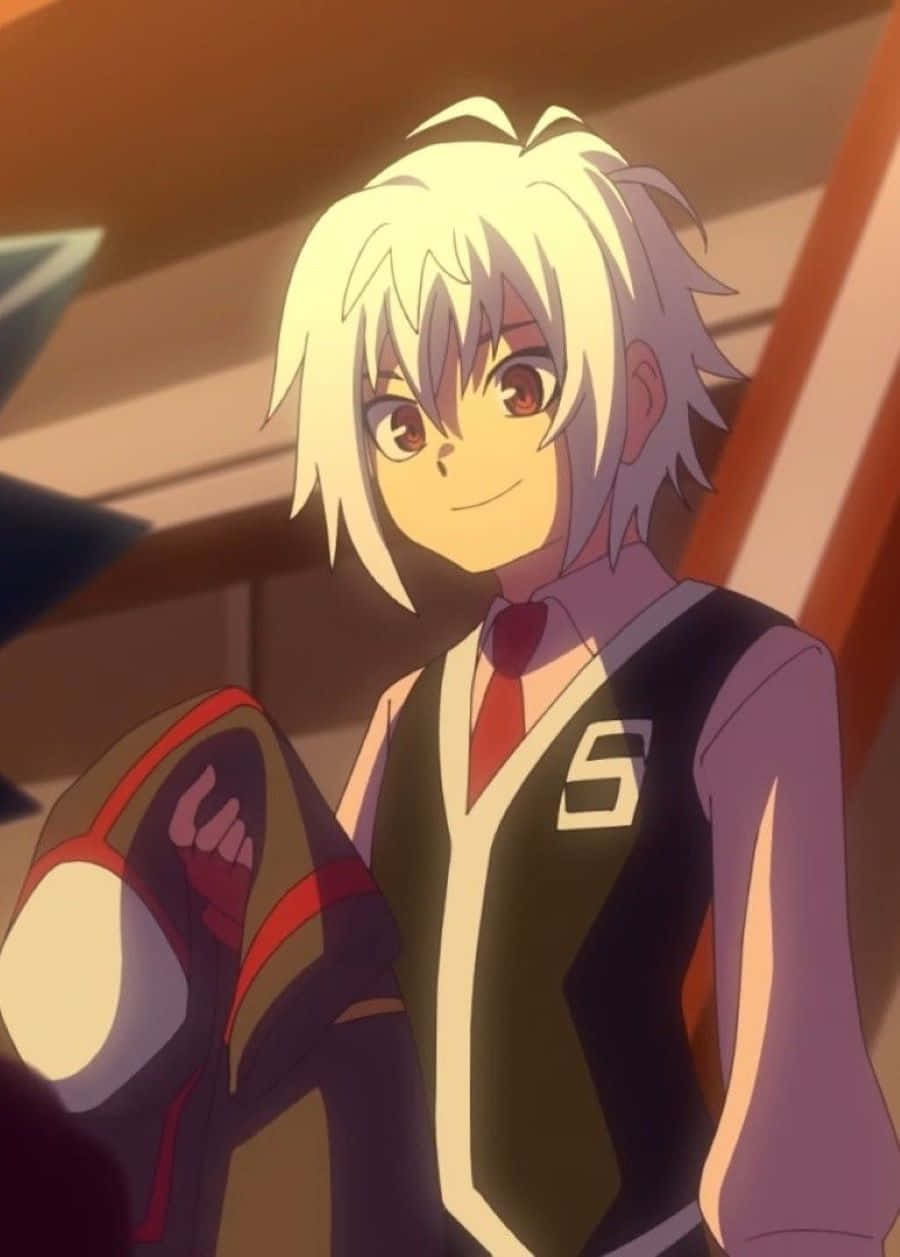 Shu Kurenai 桌布 壁紙 — 一個開朗的白髮紅眼動漫男孩在溫暖的室內燈光下微笑著拿著一件外套。