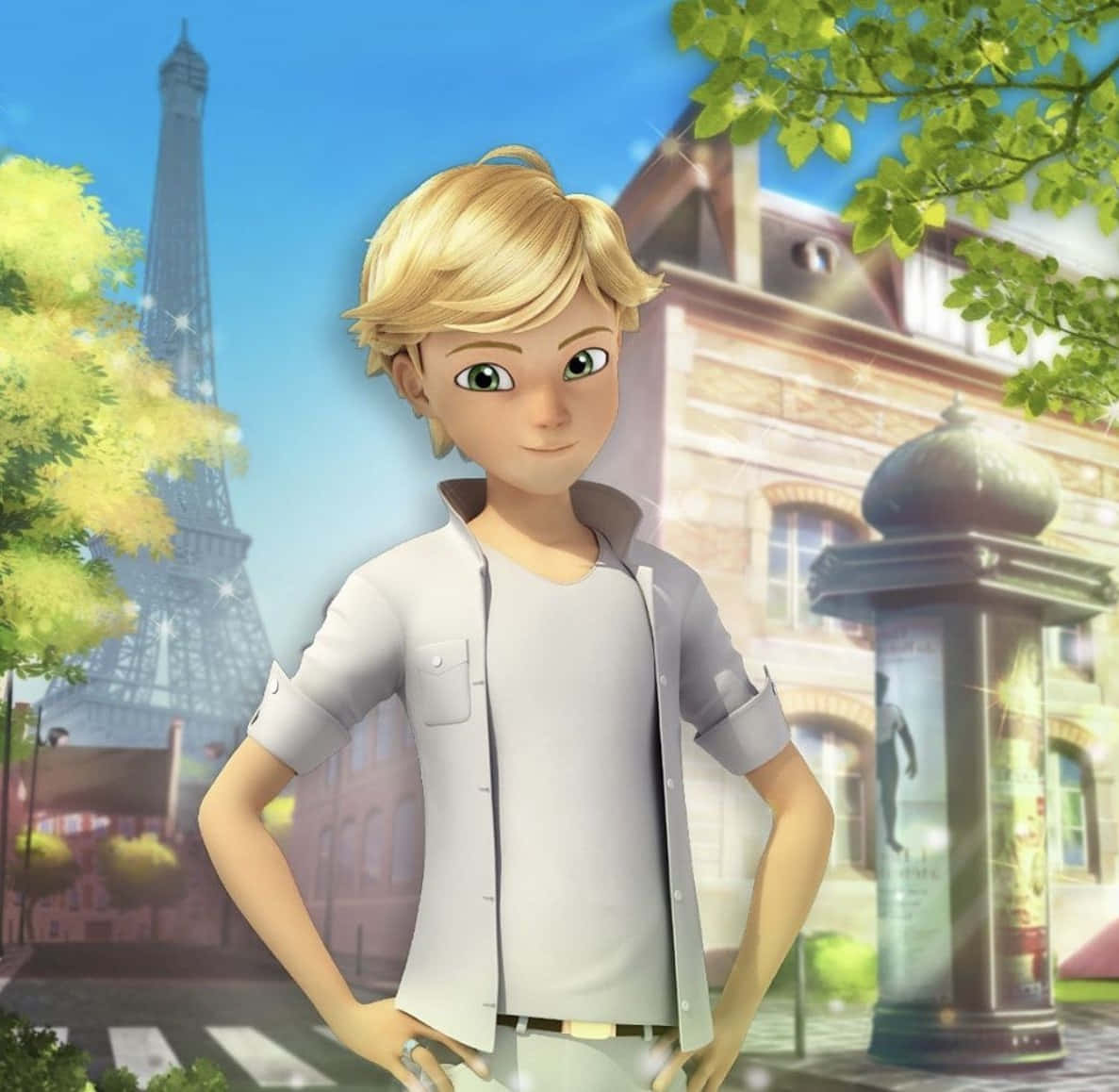 Adrien Agreste 桌布 壁紙 — 一個開朗的金髮動漫男孩自信地站在巴黎，艾菲爾鐵塔和枝葉茂盛的樹木在明亮的陽光下閃耀。