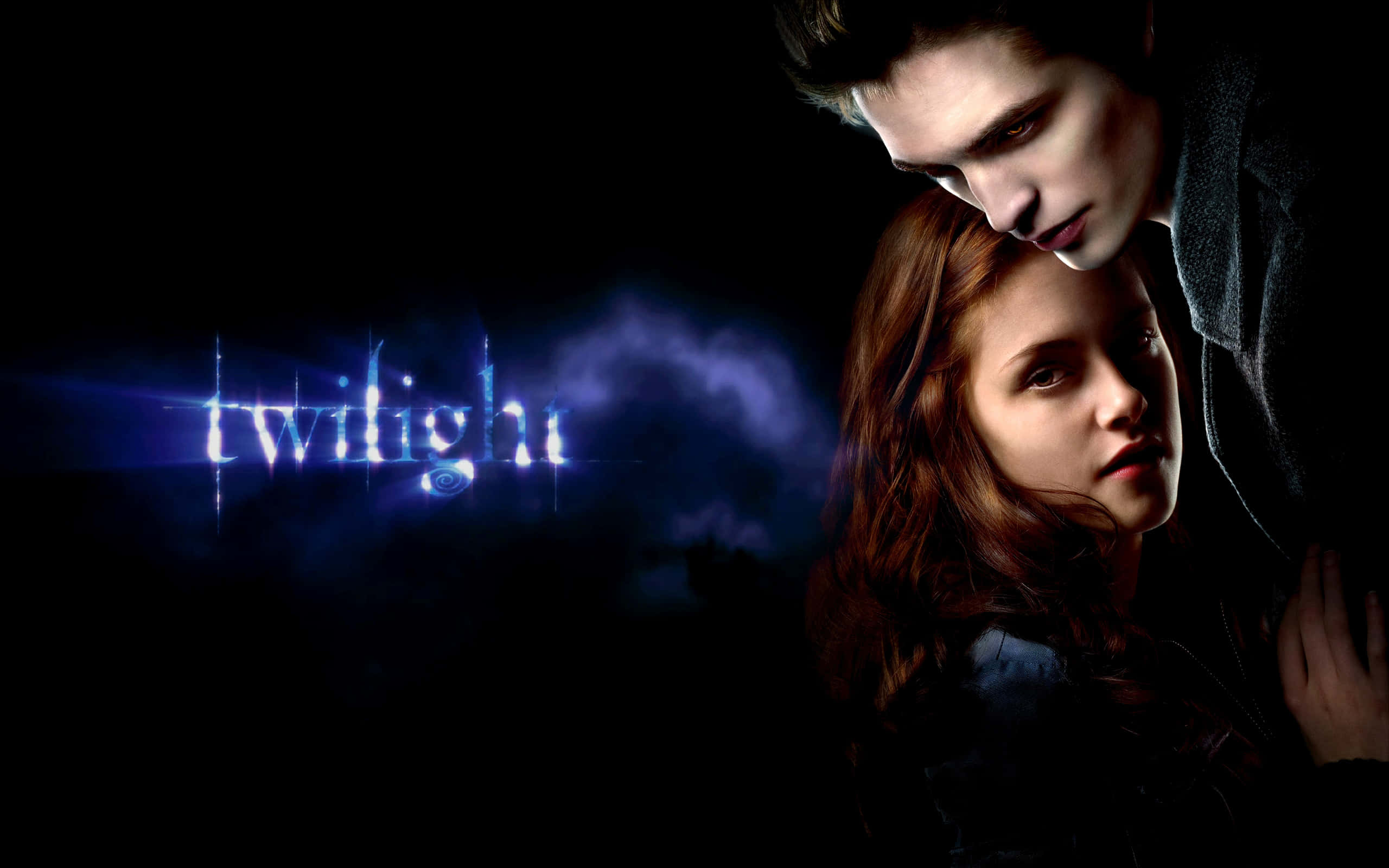 twilight 桌布 壁紙 — 一個陰暗電影風格的吸血鬼與人類在黑暗親密擁抱中的肖像，帶有發光藍色標題文字。