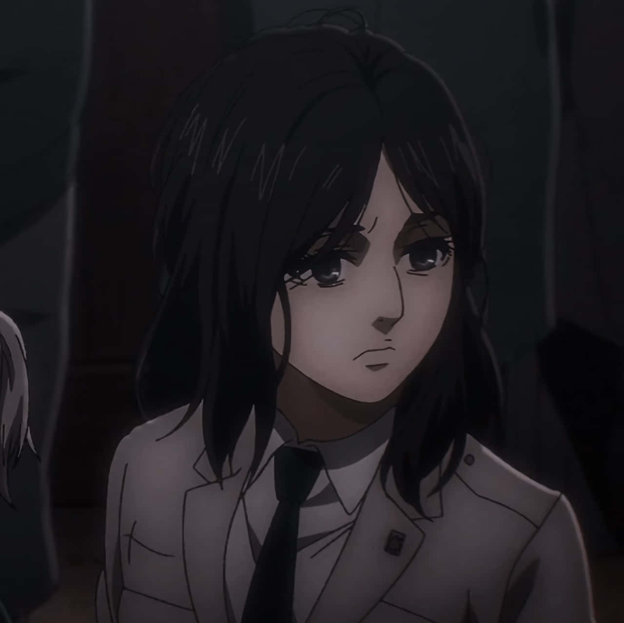 Pieck Finger 桌布 壁紙 — 一個陰沉的動漫女孩，深色頭髮，穿著校服，在昏暗的房間裡專注地凝視。