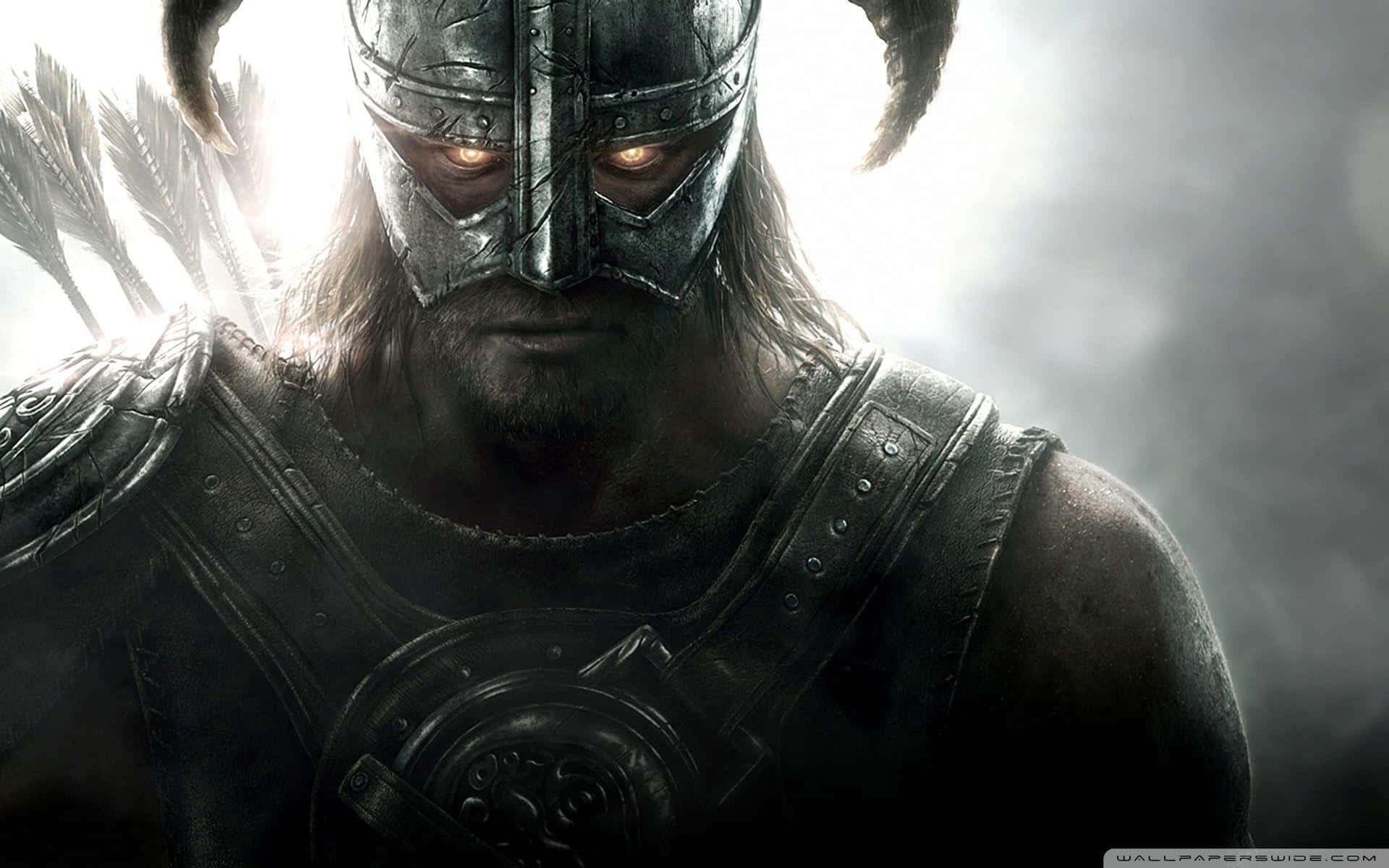 Skyrim Dawnguard 桌布 壁紙 — 一個陰沉的裝甲戰士，眼睛發光，戴著角盔，站在迷霧背光中，箭在他身後顫抖。
