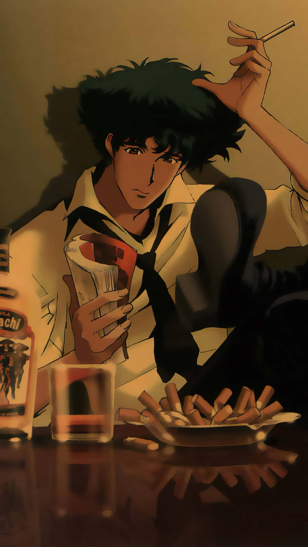 Spike Spiegel 桌布 壁紙 — 一個陰鬱的動漫角色，深色頭髮，坐在燈光昏暗的桌子旁，拿著飲料和香煙，周圍是煙灰缸和酒瓶。