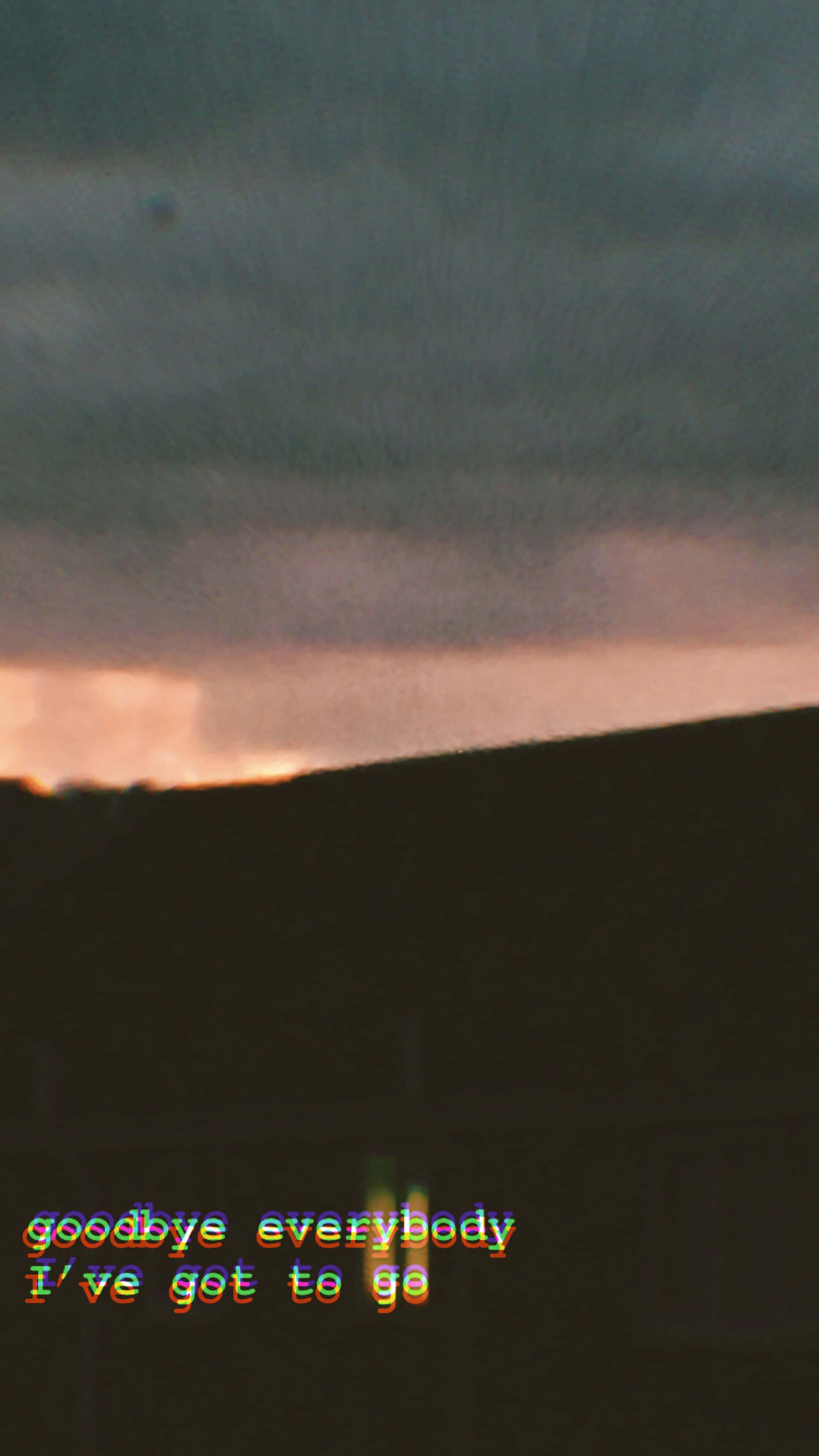 Edgy Aesthetic 桌布 壁紙 — 一個陰鬱的日落，有烏雲和發光的地平線，上面覆蓋著故障文字，寫著再見了大家，我要走了。