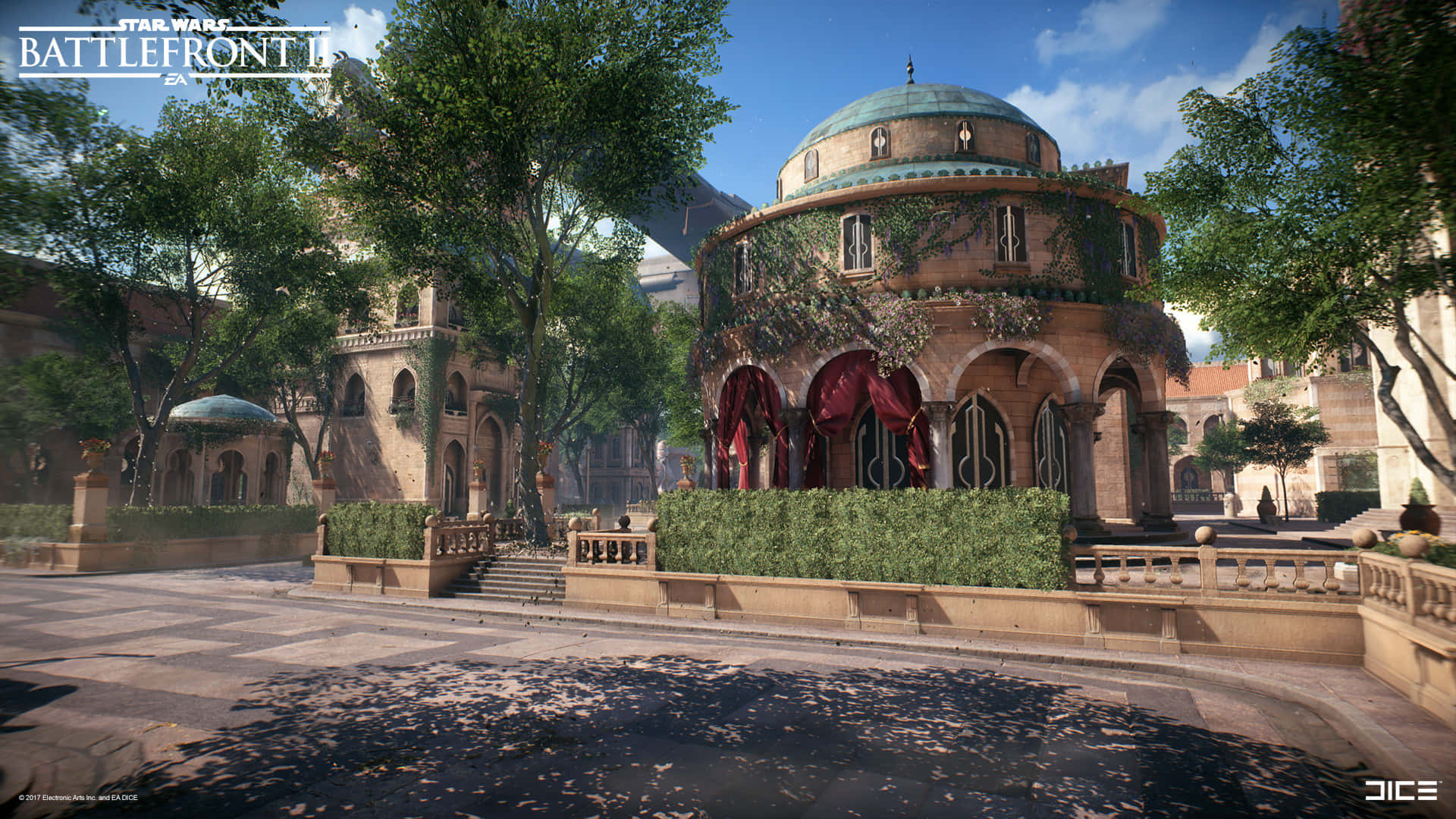 Naboo 桌布 壁紙 — 一個陽光普照的庭院，有一座圓頂建築，掛著紅色窗簾，周圍環繞著茂密的綠樹和石徑。