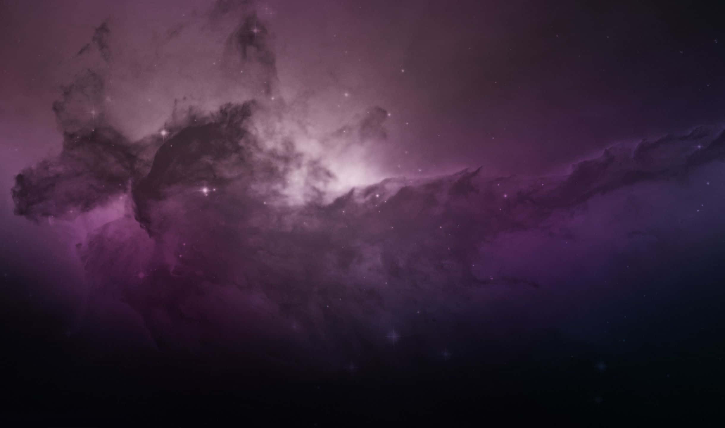 2440x1440 桌布 壁紙 — 一個雄偉的紫色星雲在深邃的太空背景下旋轉，充滿宇宙塵埃和發光的星星。