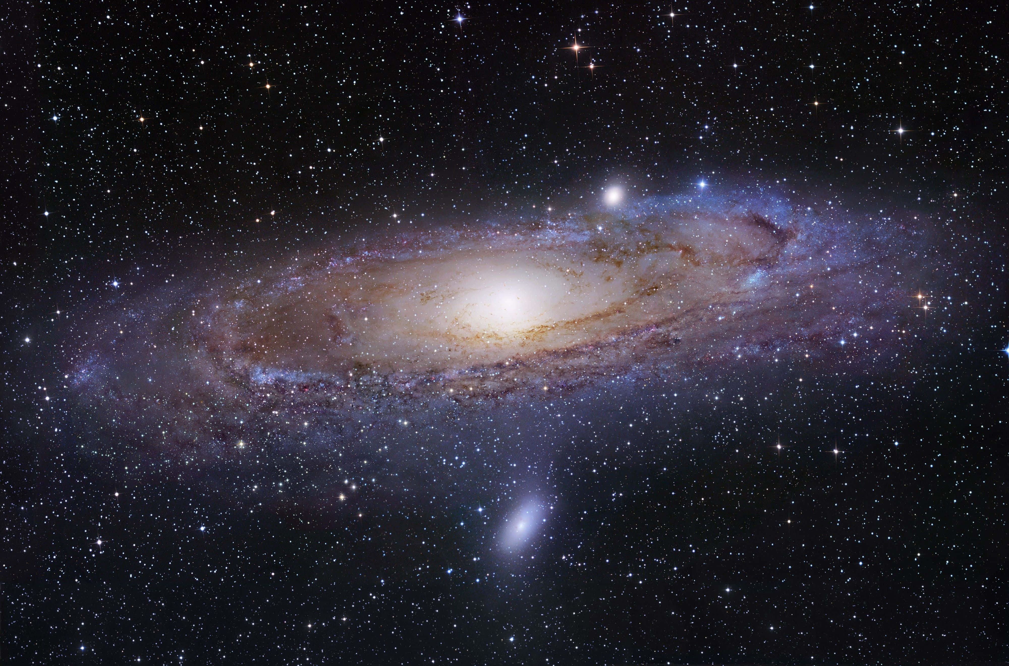Whirlpool Galaxy 桌布 壁紙 — 一個雄偉的螺旋星系，帶有發光的旋臂和無數恆星，在深邃的黑色宇宙畫布上延伸。