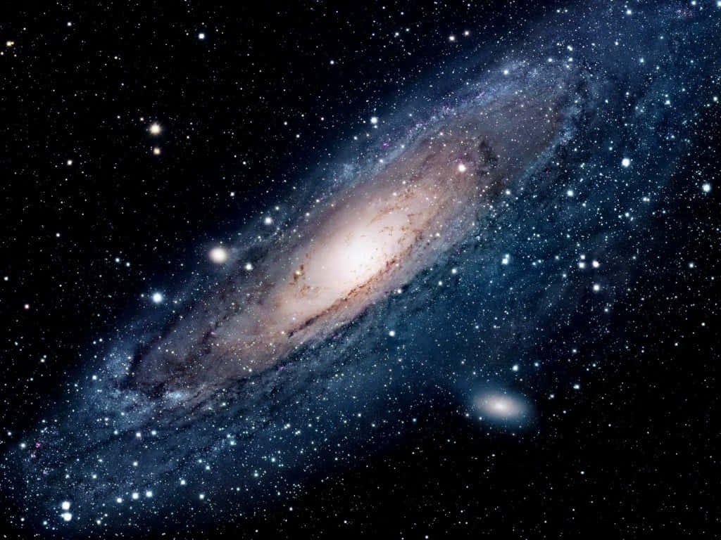 Elliptical Galaxy 桌布 壁紙 — 一個雄偉的螺旋星系在佈滿星辰的宇宙虛空中閃耀著藍色和白色的色調。