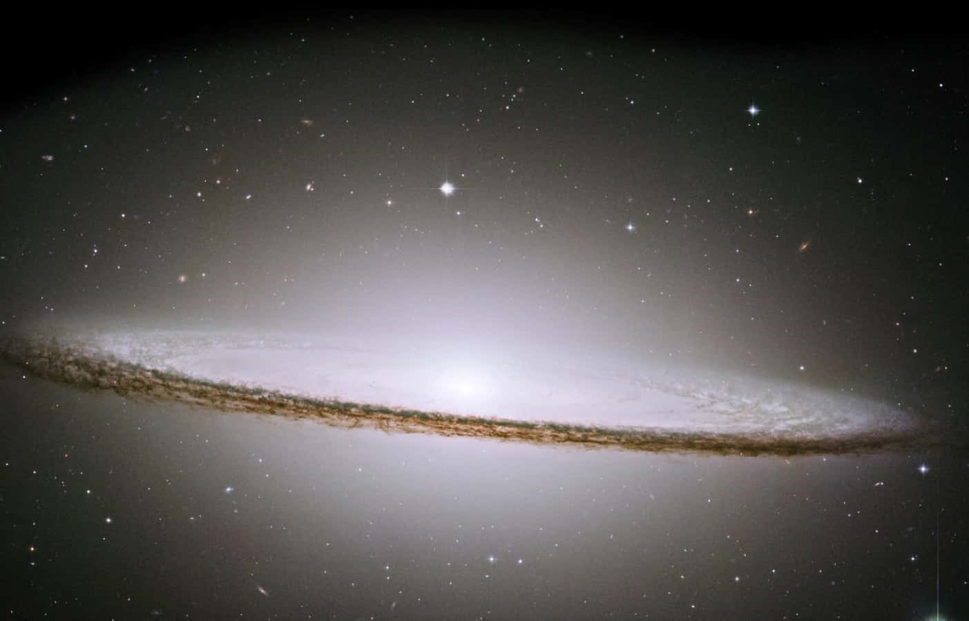 Whirlpool Galaxy 桌布 壁紙 — 一個雄偉的螺旋星系在黑暗的宇宙背景下閃耀著明亮的恆星和旋轉的塵埃帶。