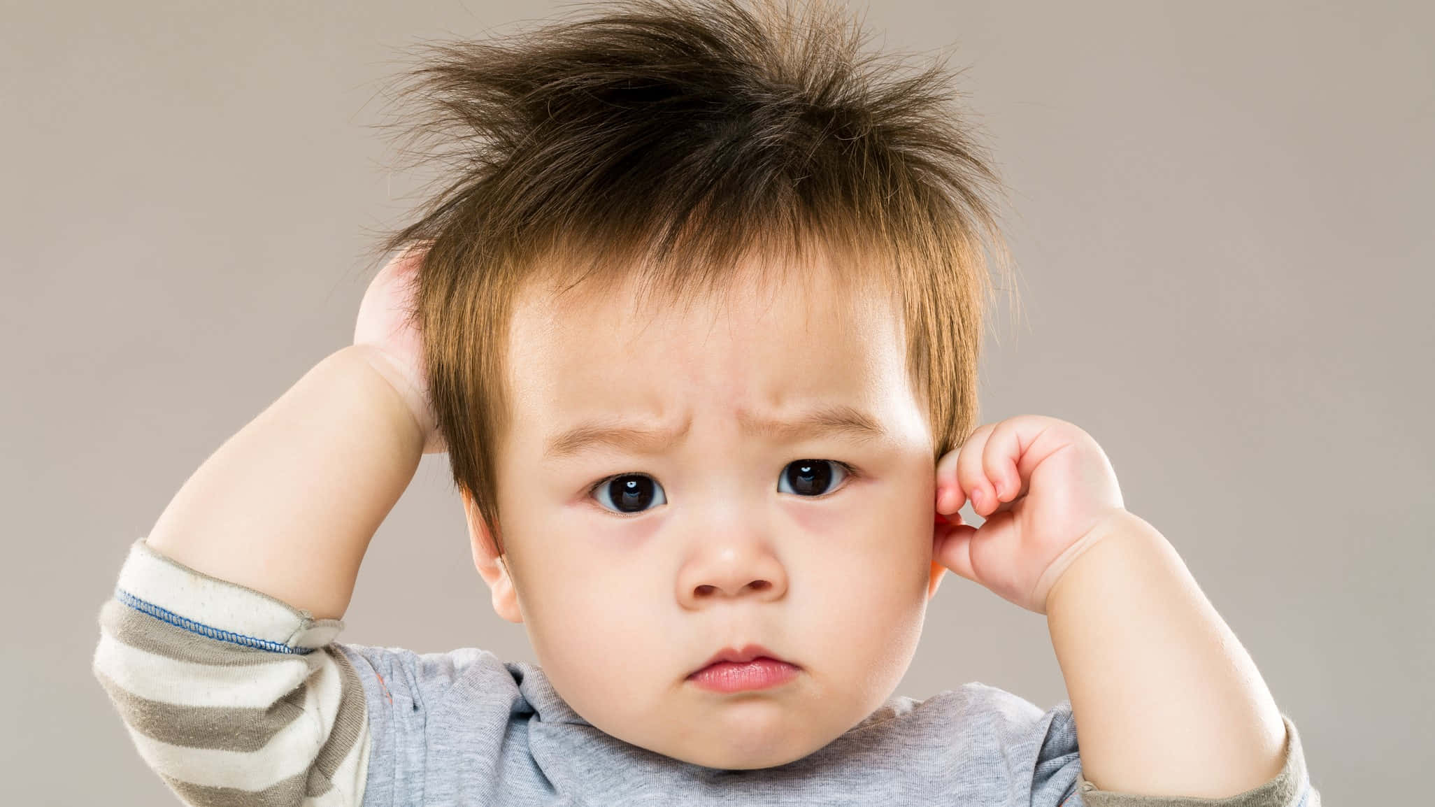 一個雙手放在頭上的嬰兒 壁紙