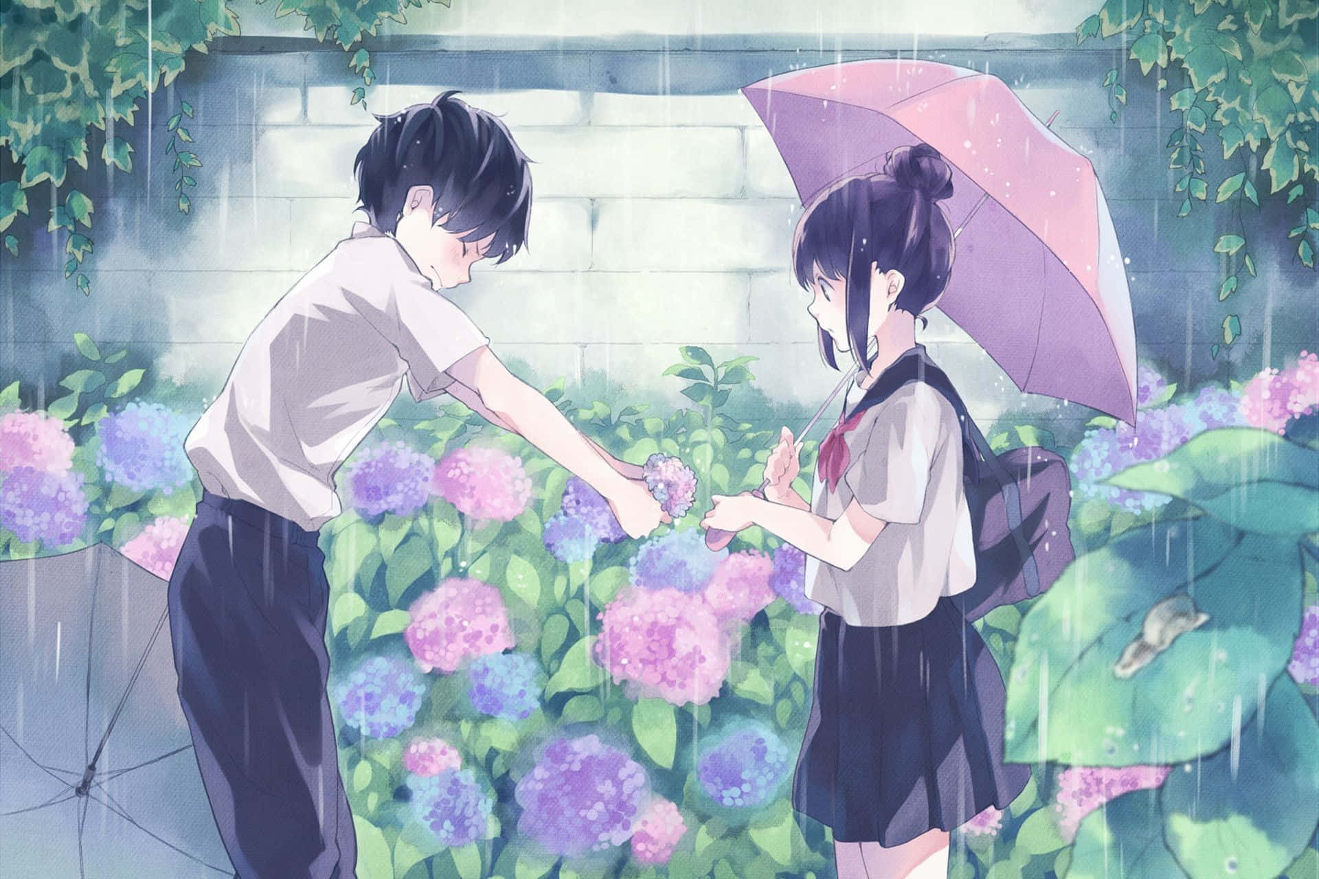 Cute Anime Couple 桌布 壁紙 — 一個雨中的花園場景，男孩在紫色雨傘下遞給女孩一朵繡球花。
