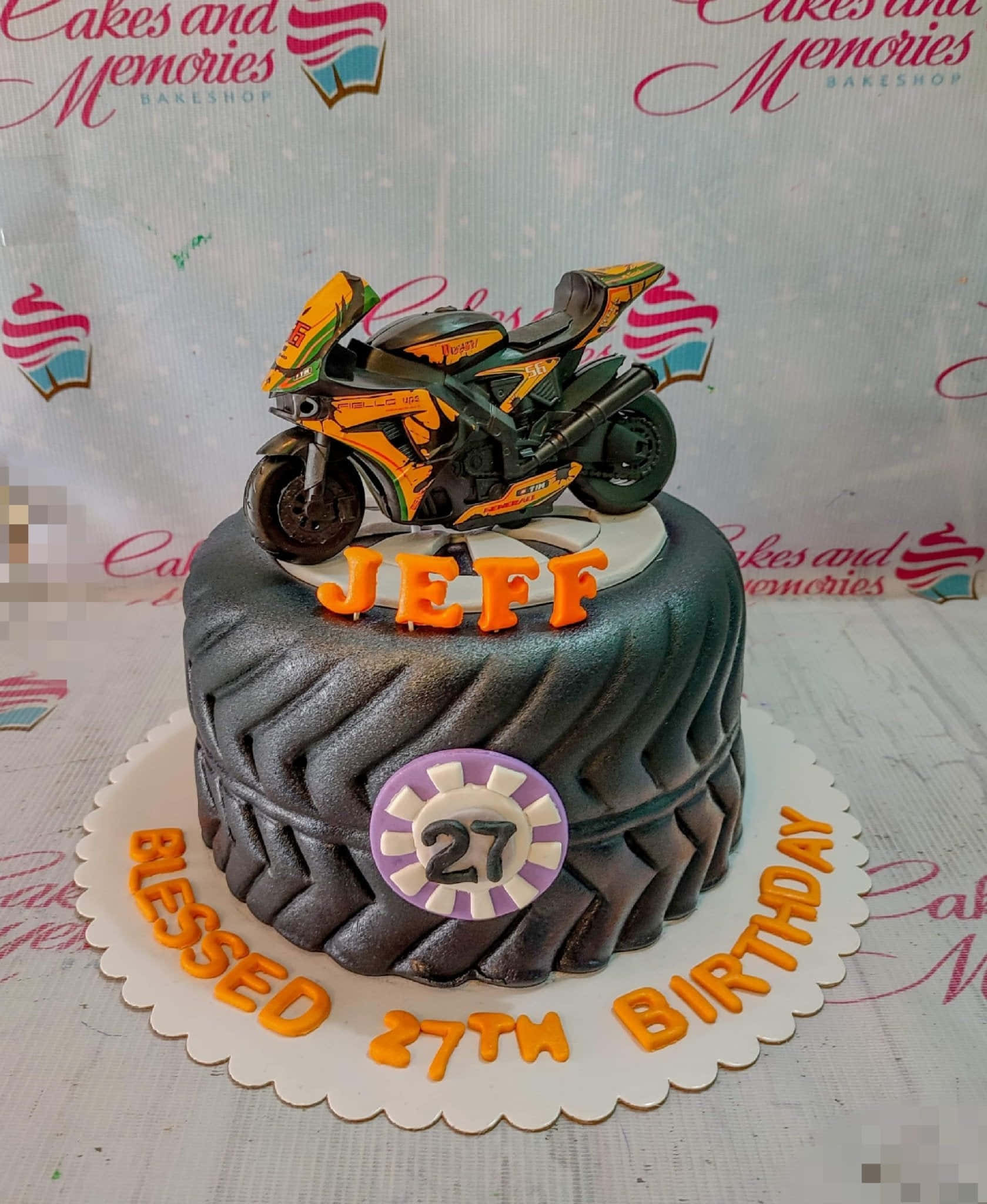 Cake Fondant 桌布 壁紙 — 一個電單車輪胎形狀的生日蛋糕，上面有詳細的橙色和黑色賽車單車，以及名字JEFF。