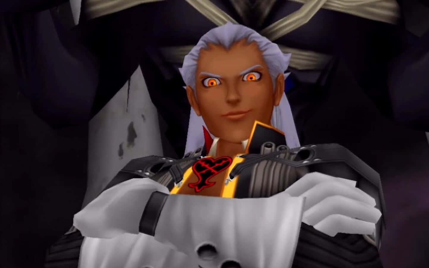 Ansem Seeker Of Darkness 桌布 壁紙 — 一個電子遊戲角色的特寫，白色頭髮，發光的橙色眼睛，穿著帶有紅色心形標誌的深色盔甲。