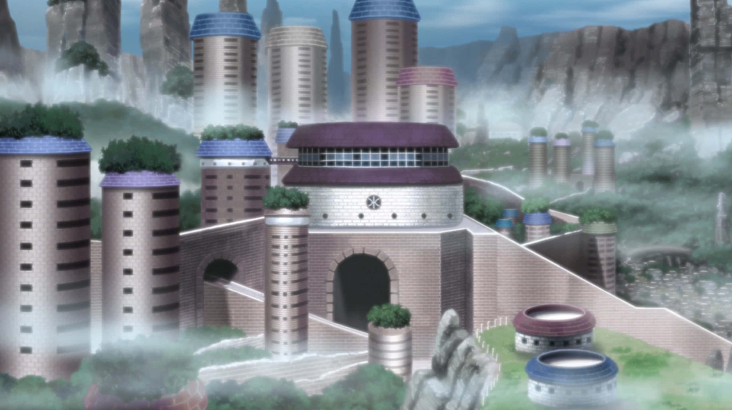 Hidden Mist Village 桌布 壁紙 — 一個霧氣瀰漫的動畫城市景觀，圓柱形建築和石牆坐落在岩石丘陵和綠植之間。