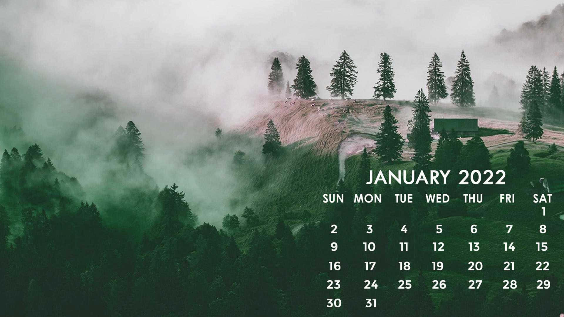 January 2022 Calendar 桌布 壁紙 — 一個霧氣瀰漫的山景，有常綠樹和小木屋，上面覆蓋著2022年1月的日曆。
