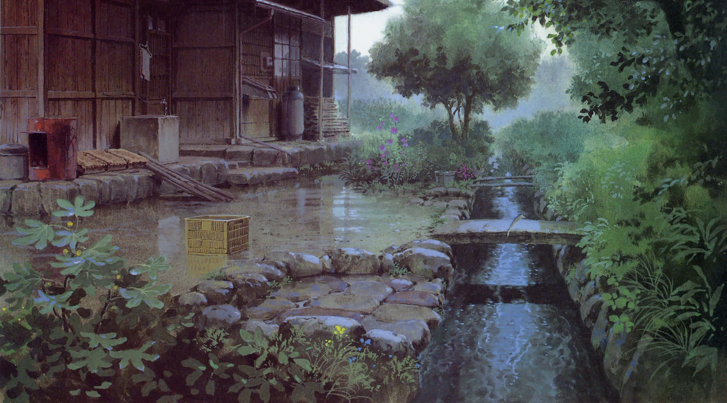 吉卜力 桌布 壁紙 — 一個霧氣瀰漫的日本村莊場景，一條石砌小溪流過被茂密綠植環繞的木屋旁。