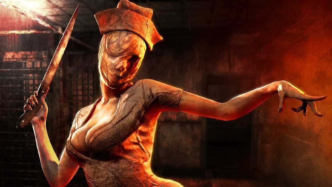 Silent Hill Characters 桌布 壁紙 — 一個面容腐爛、制服破爛的怪誕護士，在昏暗生鏽的工業環境中揮舞著一把血淋淋的刀。