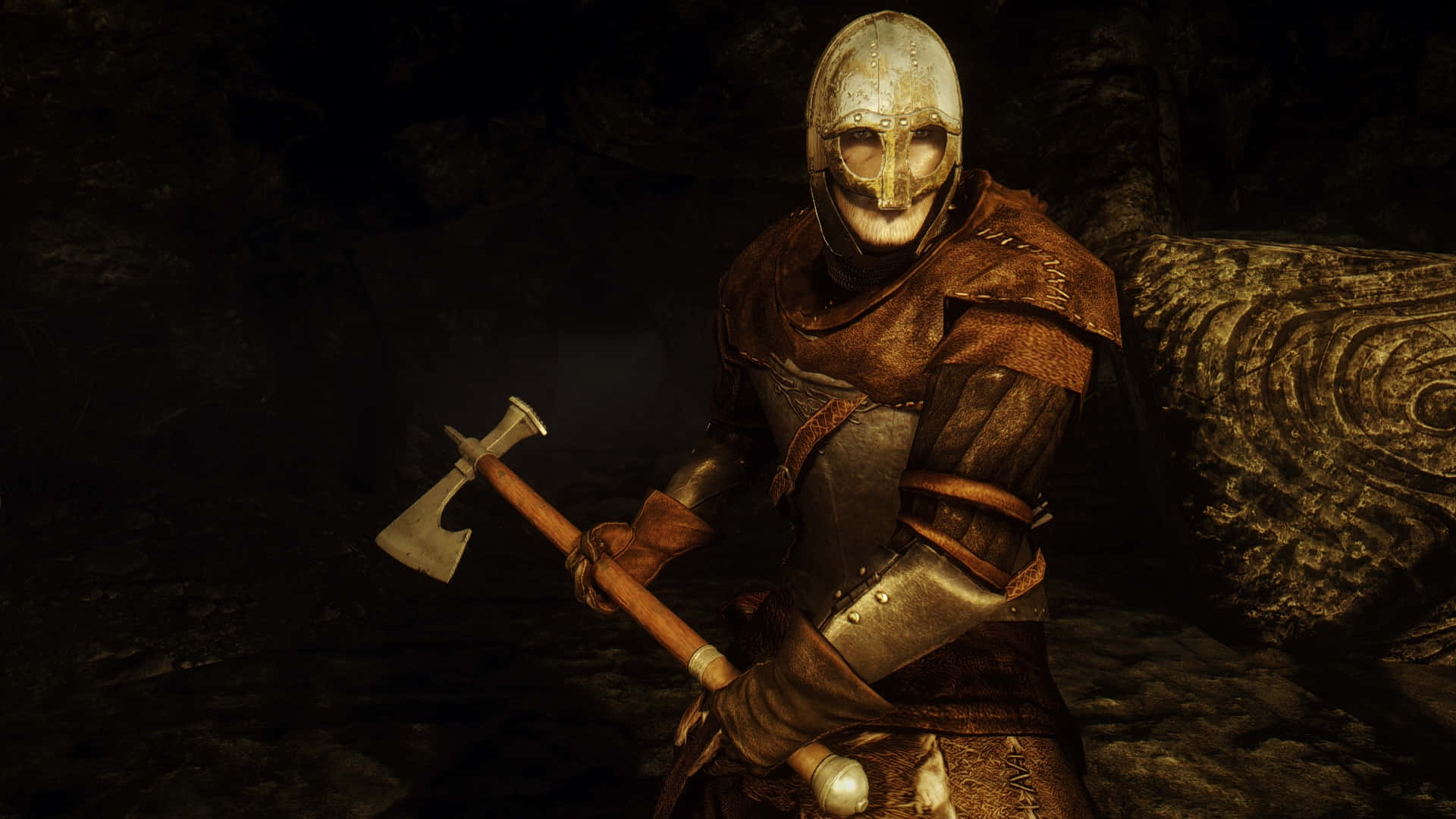 dovahkiin 桌布 壁紙 — 一個面容陰沉的裝甲戰士手持戰斧，站在昏暗的石造地窖中，被溫暖的金色光芒照亮。