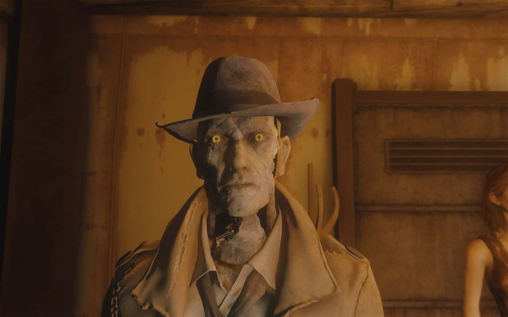 Nick Valentine 桌布 壁紙 — 一個面色蒼白的不死男子，擁有發光的黃色眼睛，戴著紳士帽，在昏暗生鏽的室內凝視著。