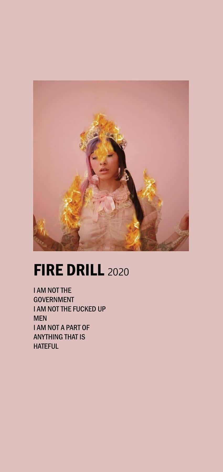 Melanie Martinez 桌布 壁紙 — 一個頭髮如火、肩膀周圍有火焰的人，在柔和的粉紅色背景前穿著粉紅色連衣裙。