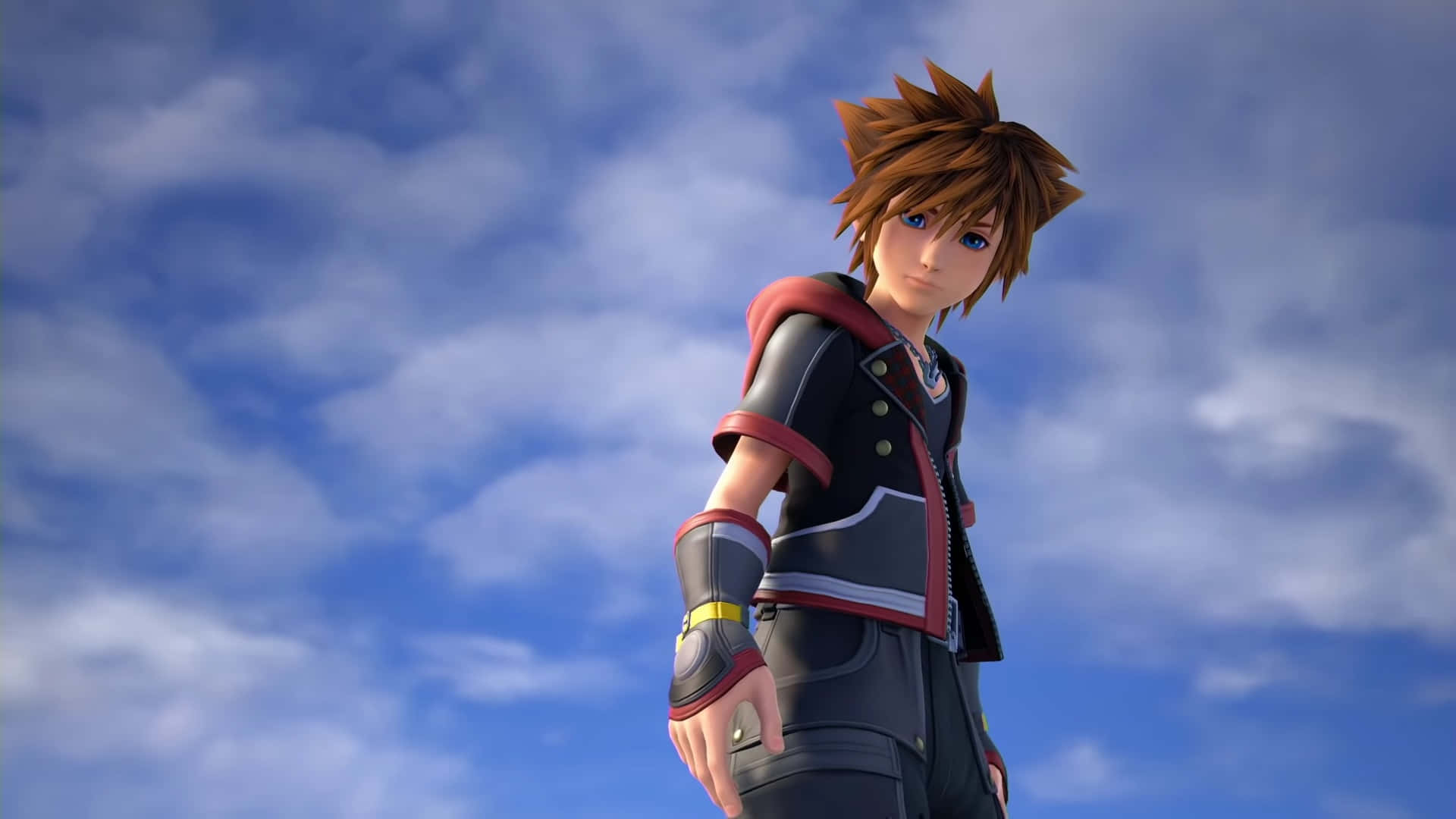 Kingdom Hearts 桌布 壁紙 — 一個頭髮尖刺的動漫男孩，穿著黑色、紅色和銀色的服裝，站在明亮的藍天和蓬鬆的白雲前。
