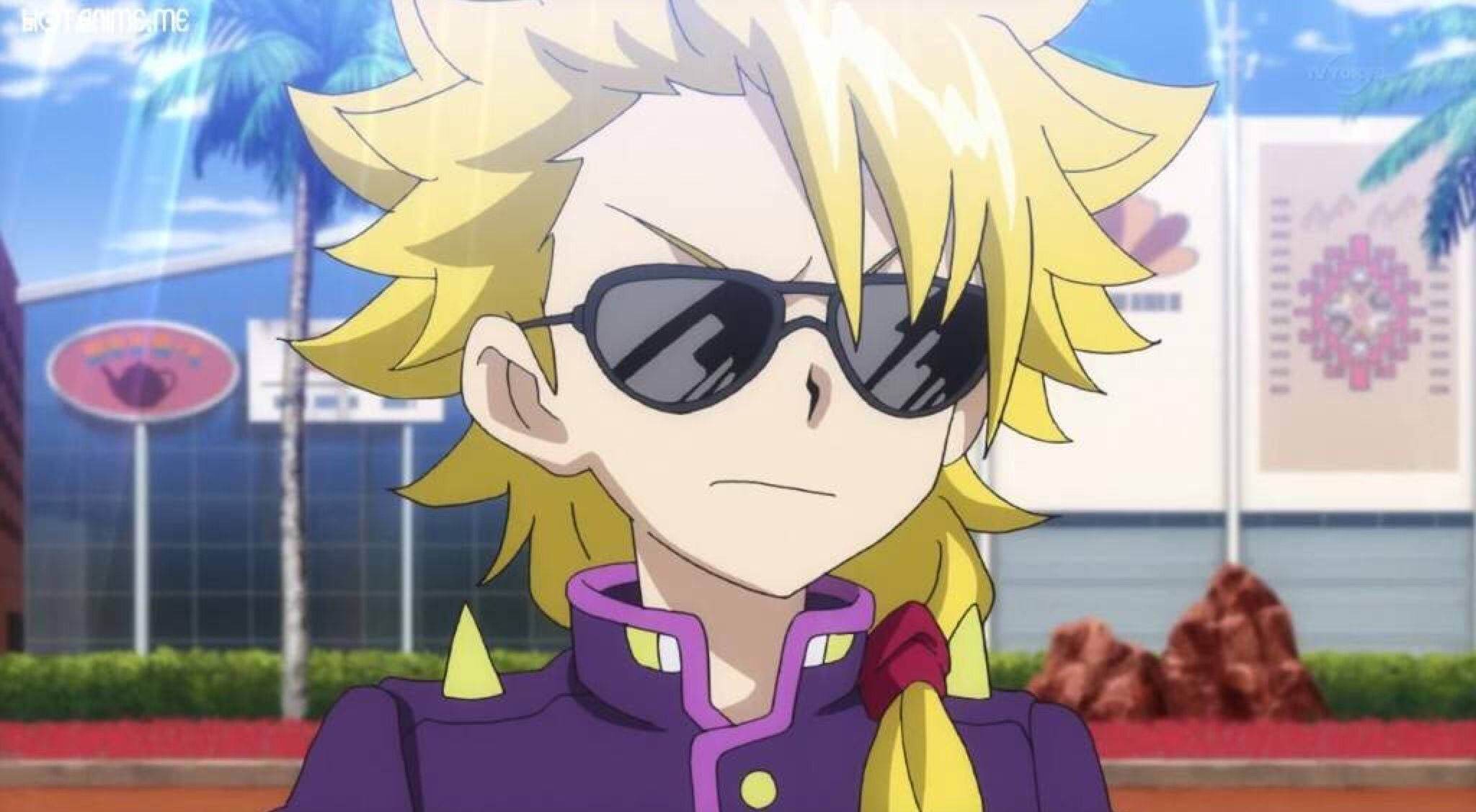 Beyblade Burst Wakiya Murasaki 壁紙 — 一個頭髮尖尖、戴住太陽眼鏡同紫色外套嘅金髮動漫男仔，自信咁企喺陽光普照嘅城市環境入面，背景有棕櫚樹同建築物。