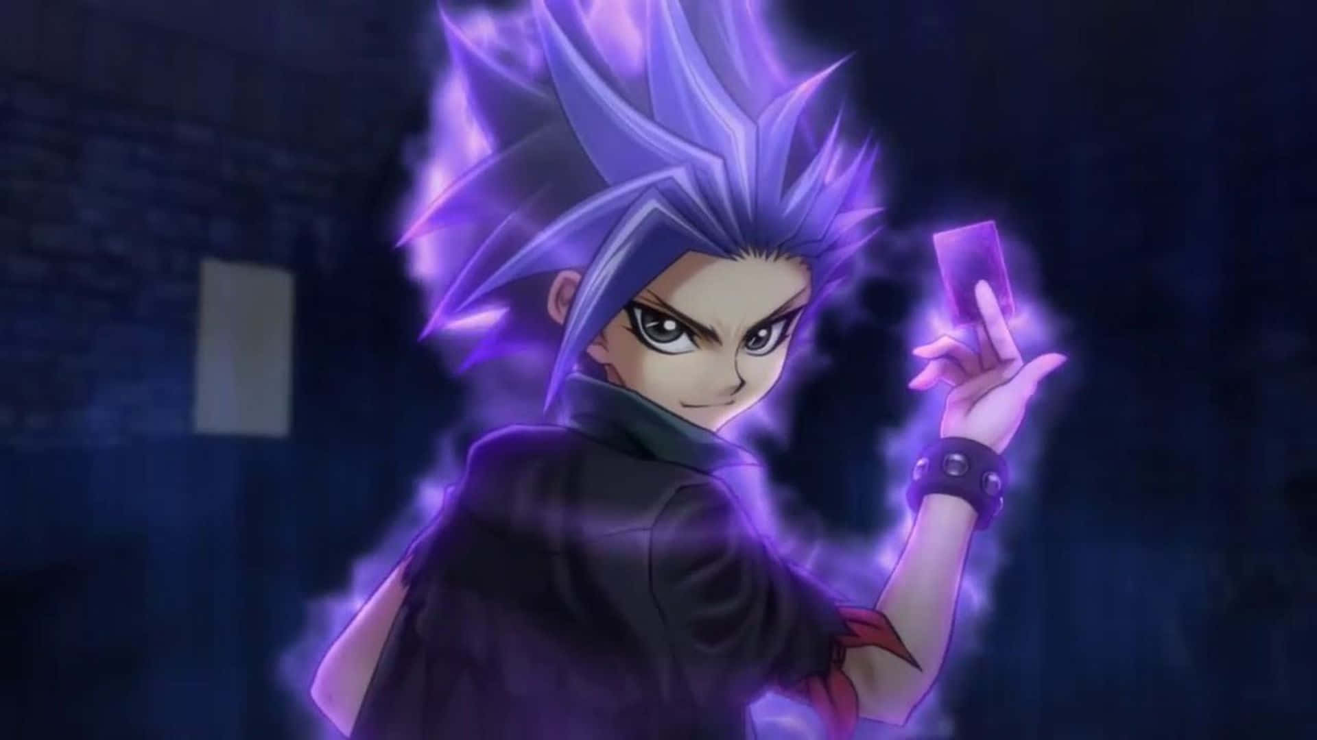 Yu-gi-oh Yuto 桌布 壁紙 — 一個頭髮豎起的動漫角色，帶有發光的紫色光環，在夜晚黑暗的城市小巷中拿著一張卡牌。